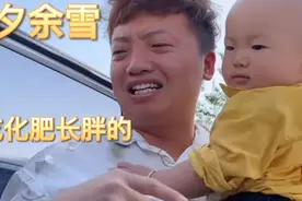 护士:你家孩子吃什么长大的？小夕:吃词料，余雪:吃化肥长胖的视频封面