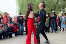 小辫子啊莲邀请舞媚娘跳舞引来观众围观，二人表演吉特巴非常精彩视频封面