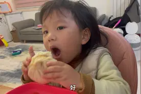 妈妈们喂饭会不会不受控制一起张嘴：啊！