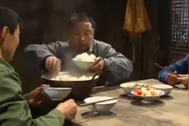 影视剧里吃米饭：困难时期没油水，大叔连吃三大碗白米饭视频封面