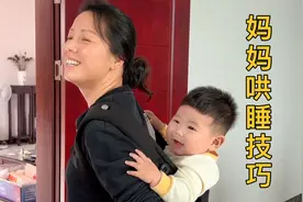七个月宝宝闹觉难倒爸爸，妈妈一抱又精神抖擞笑嘻嘻，这可怎么办