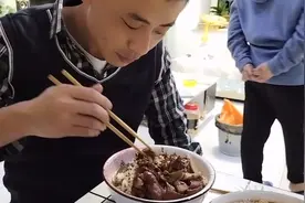 看见老公大口吃肥肉我突然想吐，是我身体原因还是这几天没睡好觉视频封面