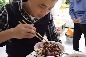 看见老公大口吃肥肉我突然想吐，是我身体原因还是这几天没睡好觉视频封面