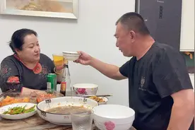 老爸老妈喝酒喝多了，两个人谁也不服谁，老爸老妈一起耍酒疯视频封面