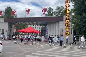 相差12岁妹妹高考，姐姐全程陪伴，感动落泪，实拍实验中学考点。视频封面