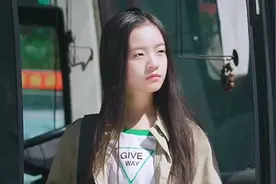 女孩被外星人附体，军训场上疯狂开挂 #同学两亿岁视频封面