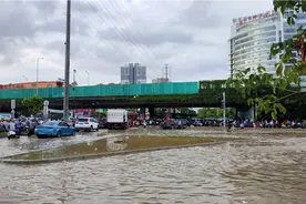 凌晨3小时暴雨，南宁市北湖片区内涝成河，北湖立交桥交通瘫痪！视频封面