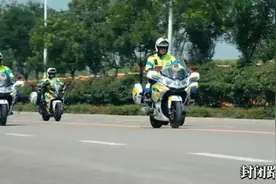 铁骑亮相街头