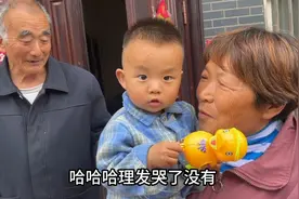 一岁宝宝理发哭闹90后宝妈只用一招宝宝不哭不闹，奶奶直呼太好了视频封面