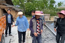 全家出动下地干农活，在田间地里一家人有说有笑，场面温馨又搞笑视频封面