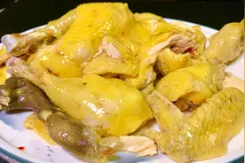 白切鸡简单好吃的做法，皮脆肉嫩骨香，吃一口满嘴留香，太解馋了