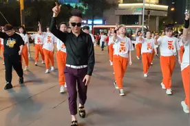 成都一46岁男子跳广场舞成网红，上百人围观这舞姿美女都害怕太骚视频封面