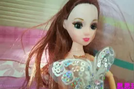 短剧：学霸玫美被老师捉弄，老师还死不承认，结果被校长追着打视频封面