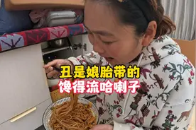 天天早晨不让睡懒觉，一睁眼就饿，姐俩馋得流哈喇子，逗坏了视频封面