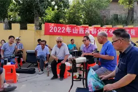 山西农村大爷腿疼得都站不起来，坚持参加蒲剧社团演出视频封面