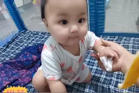 七个多月宝宝一次能吃一个香蕉。这满脸的肉肉😂😂😂视频封面