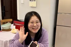 媳妇努力上班被评为优秀员工，还获得4500元奖励，开心得像个孩子视频封面