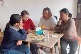 婆婆劝三个儿媳要二胎、说生孙女请大戏！结果没人相信😅视频封面