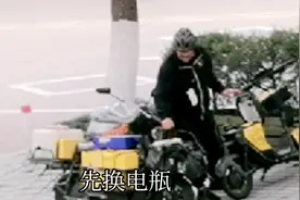 共享电驴维护全过程，小哥动作娴熟，姿势有点帅视频封面