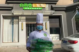 郑州谷雨春“抱鱼小哥”跨越全城送“锦鲤”，市民感动不已视频封面