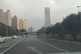 武汉最丑的摩天大楼。243米高长江日报传媒大厦。视频封面