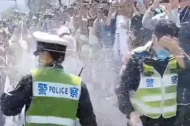 2023年云南泼水节开始了，警察也不放过，警花小姐姐更不能放过。视频封面