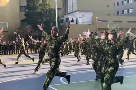 当北京舞蹈学院军训结束后，结业典礼彩排简直高级凡尔赛，羡慕不视频封面