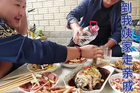 走亲戚到我姨家，我不能喝酒大姐夫劝酒，我定力还可以。视频封面