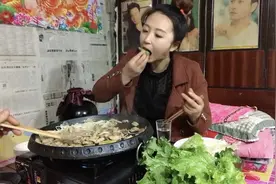 东北农村生活，晚上和老公坐大炕上吃烤肉，喝白酒，惬意视频封面