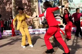 跳男步的美女青青吉特巴舞接龙，漂亮。视频封面