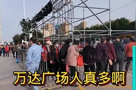 万达广场有活动，高龄宝妈领闺女去看看，人真多啊排队领食盐视频封面