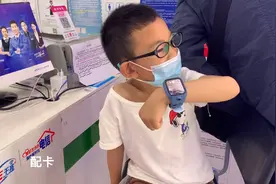 给小朋友配一个电话手表，看了几家店，最后还是选中899的这款视频封面