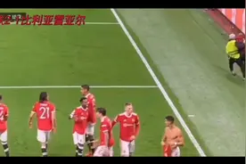 C罗绝杀，全场沸腾，球迷闯入赛场，全场高呼C罗，赛后不愿离场。视频封面