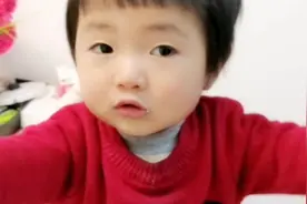 萌娃犯错了妈妈问这么办，可爱的娃撅起自己的小屁股就让妈妈打