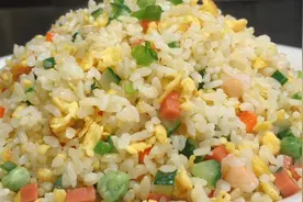 厨师长教你扬州炒饭的家常做法，步骤详细，粒粒分明，好看又好吃