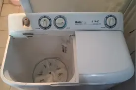 洗衣机甩干时，转几秒就转不动了，电机嗡嗡响，看一下是什么毛病