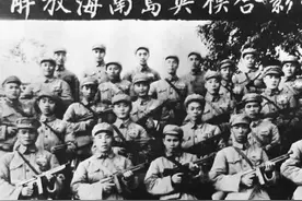 历史上的四野有多威武？巅峰时期兵力150万，三大战役打了俩！视频封面