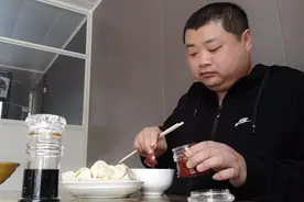 半斤大肉韭菜馅饺子13元，老四用两勺辣椒拌着醋吃完饺子再喝汤！