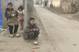 农村家庭双胞胎姐妹，姐姐憨厚妹妹机灵，这样的性格哪个更吃亏？视频封面