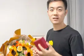 结婚两周年纪念日，老公偷偷买下金手镯当惊喜，给媳妇感动哭了视频封面