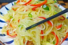 炒土豆丝千万不要直接下锅炒，教你饭店的小技巧，酸辣脆爽不粘锅视频封面