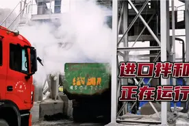 4000型进口沥青混凝土拌合站，正在运行中，第一车拌合料出锅了。视频封面