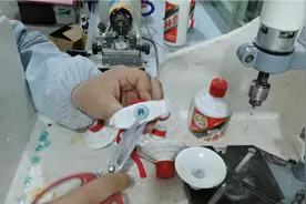 用酒瓶里面的小珠子打孔做手串，来看一下做好的样子，特别好看视频封面