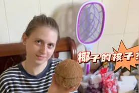 乌克兰媳妇吃瓜子，激发了畅通无阻的中文聊天。椰子的孩子？视频封面