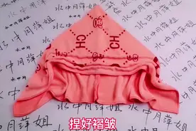 毛巾捏三个褶子加一根带子，做防风防尘帽，还能当宝宝保暖帽视频封面