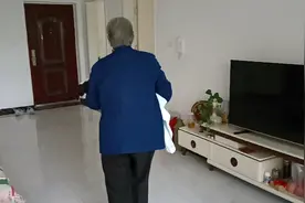 宝宝98天，我86岁老妈妈抱起孩子就跑视频封面