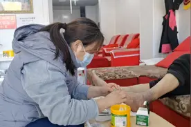 修脚日常：这位大叔的脚是黑色的，说是静脉炎。视频封面