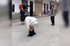 美女跳绳要把裤子系好啊，跳着跳着裤子掉了