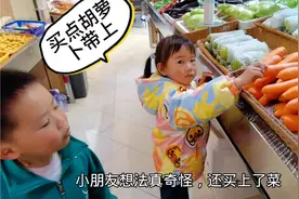 2个熊孩子要参加春游，跑超市一顿采购，逃难一样准备一大包吃的视频封面