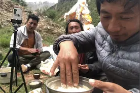 徒步西藏遇到三个藏族兄弟，和他们一起吃午餐，人生地一次吃糌粑